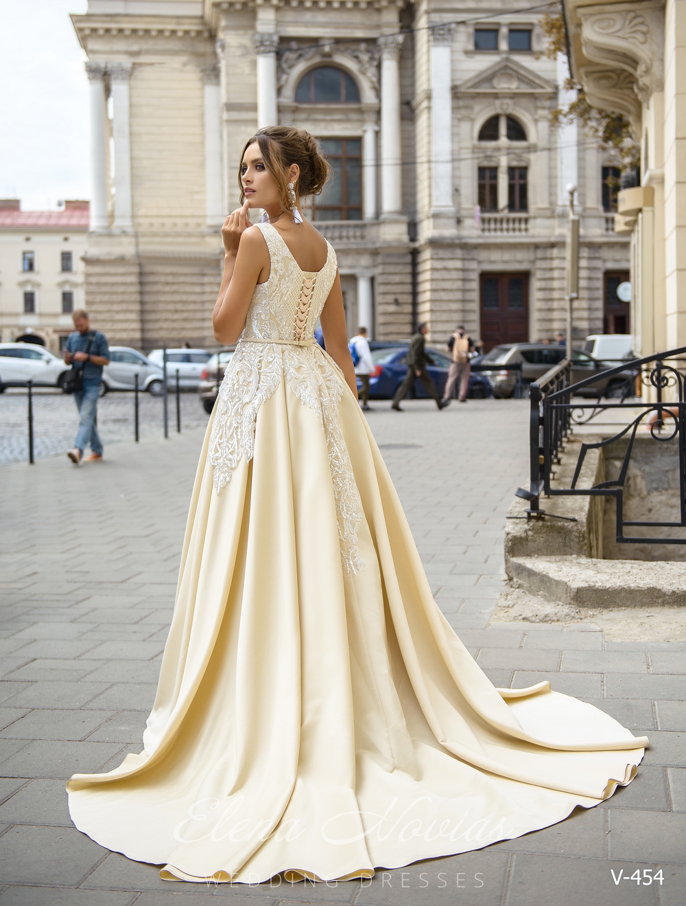 Изысканное вечернее платье на бретелях от бренда Elena Novias оптом